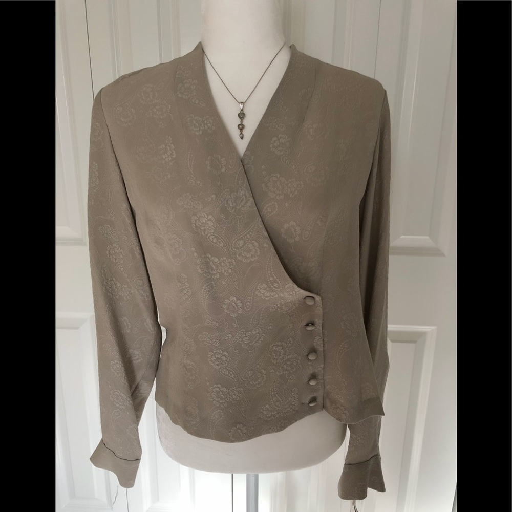 SALE 3/$15🛍Liz Claiborne NWT textured wrap Blouse